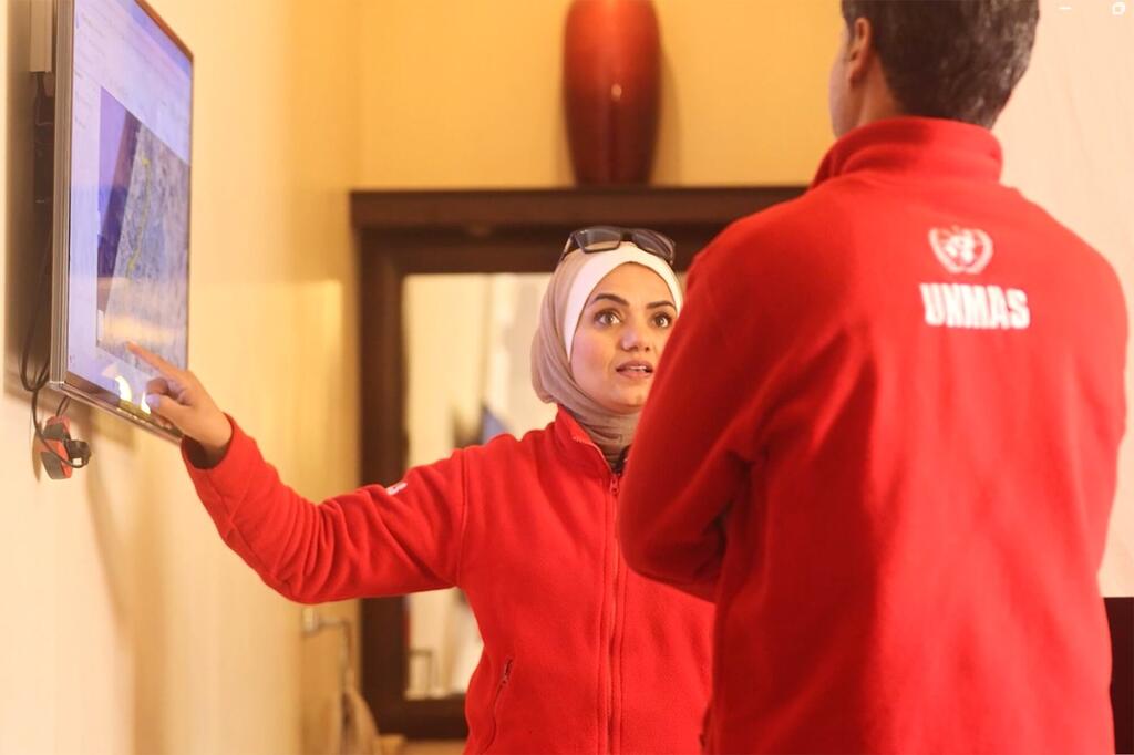 السيدة علياء أبو شاويش تشرح، على خريطة تفاعلية، مناطق حركة فرق الميدان عبر قطاع غزة.